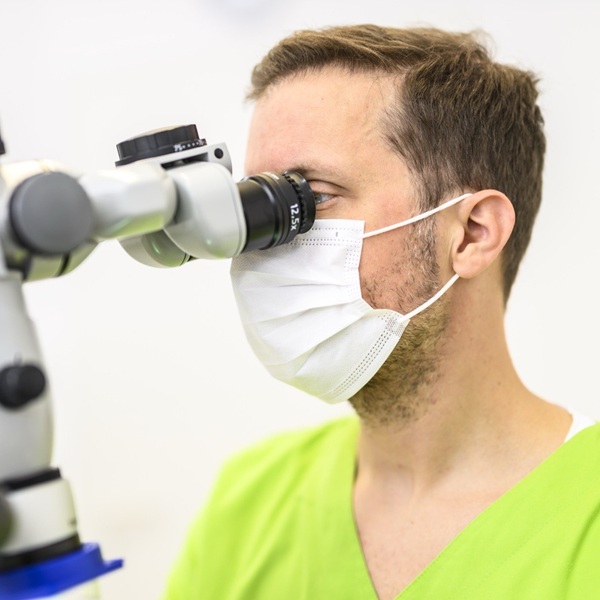 Diagnostik mit OP-Mikroskop und DVT - Oralchirurgie Templin