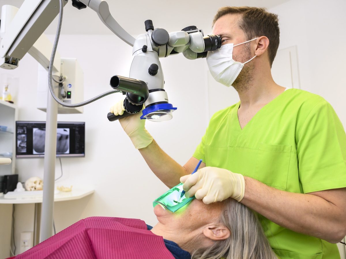 Mikrochirurgische Wurzelspitzenresektion unter dem OP-Mikroskop - Dr. Hergt, Templin